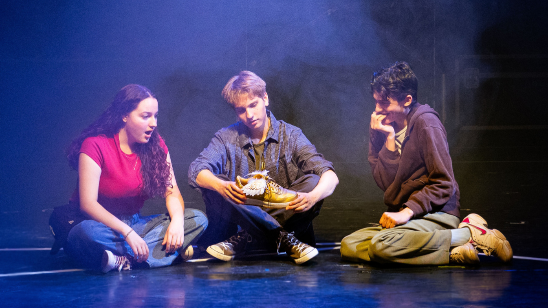 Eliana Craciun, Max Teschner und Zoltán Selo (v.l.) proben in ihren Rollen als Annabeth Chase, Percy Jackson und Grover Underwood auf der Bühne des JTB. ©Martin Stennes